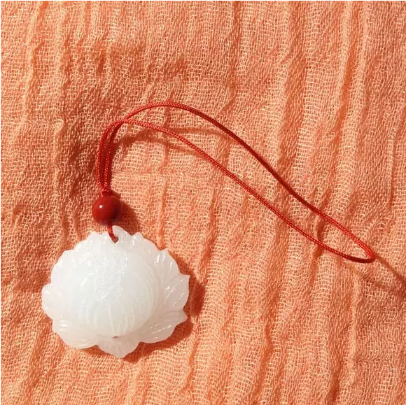 5、在玉坠下面的孔也穿根丝线，加个珠子