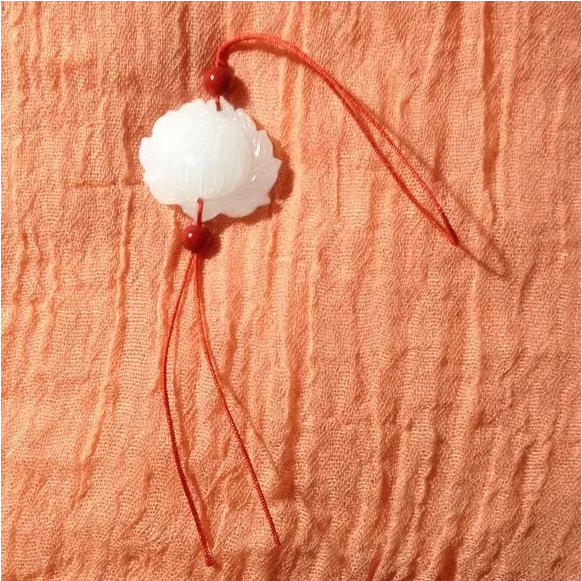 6、把剪好的很多根同样长度的流苏线捋顺了，放在两条玉坠下面的丝线之间