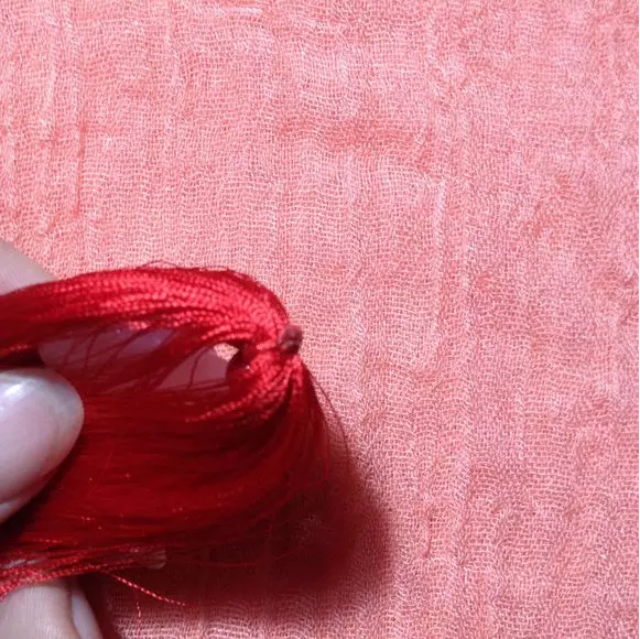 10、用根金线，捆住流苏，金线打死结，短线头再剪短些