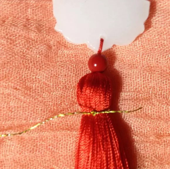 11、缠金线，把短线头缠进去，这样就可以藏起来线头了