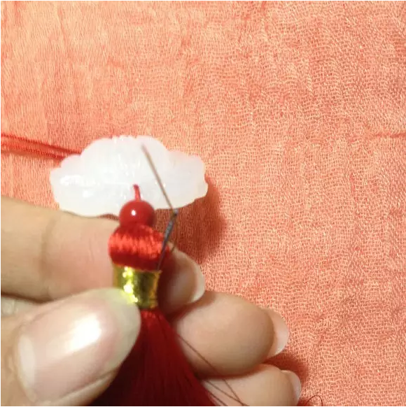 14、针向下拔出来，留下的小线头减掉，避免脱丝，可以拿打火机烧一下