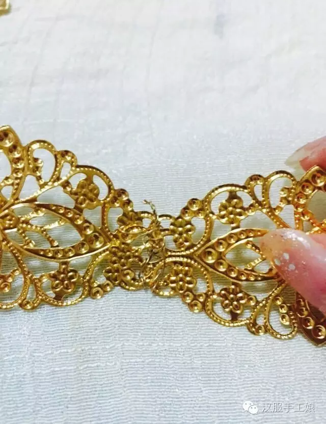 3、找一个圆柱体（我没找到大小合适的，最后用了卸妆水瓶），将4片已经绑好的梭形花片弯成一个圆润的圆圈。