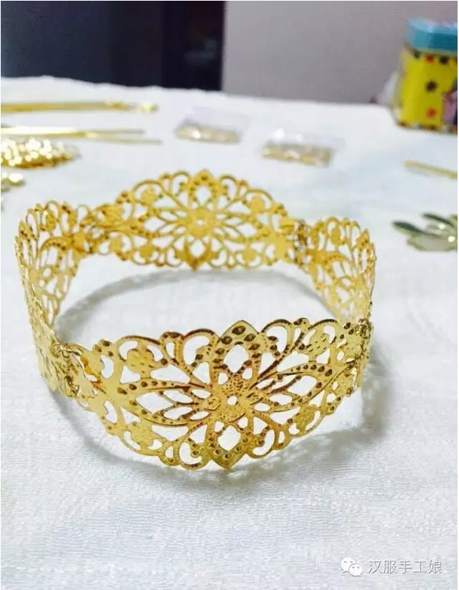 5、簪棍买回来可能是直的，也可能是特别弯的，作为大力女汉子，徒手将簪棍掰成你觉得合适的弧度（注意四个簪棍弧度要保持一直），然后放在发圈上比划几下，找到最合适的角度，用铜丝绑死。