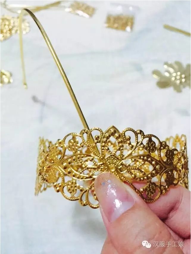 6、绑好簪棍之后，在棍的两侧点少量热熔胶，这样可以帮助簪棍更牢固，不会左右乱晃。