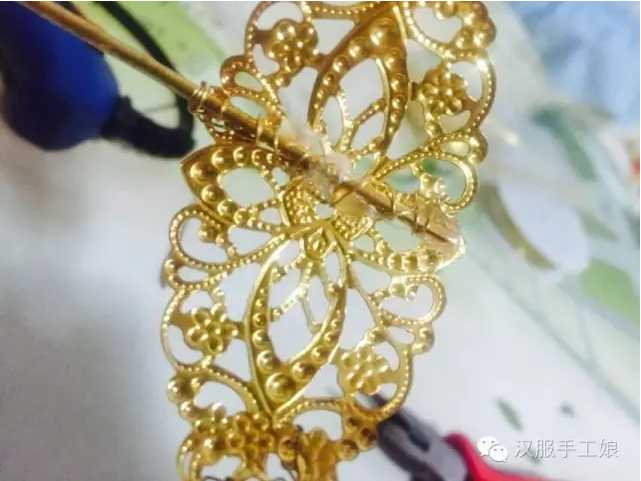 7、左右对称绑好4根，重复一遍，簪棍弧度和倾斜程度全凭个人喜好，这个金色版我把4根簪棍绑的比较紧凑，之前做的银色版更炸开一点。绑之前多比划比划找找位置，看什么样的自己更顺眼。注意要左右对称就行。