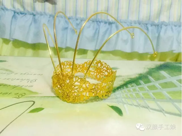 8、开始做发冠前面的装饰，看过我之前发的蝴蝶流苏发簪教程，有点基础的宝宝看一眼估计就知道了，但善解人意的我还是写详细点