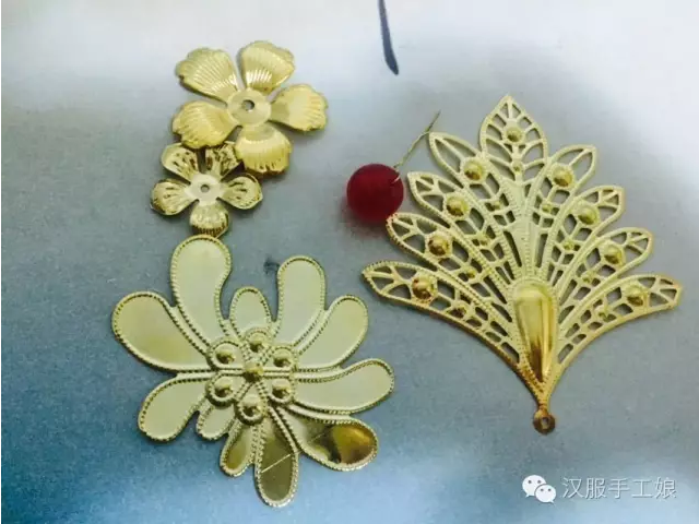 铜丝穿过珠子，拧紧