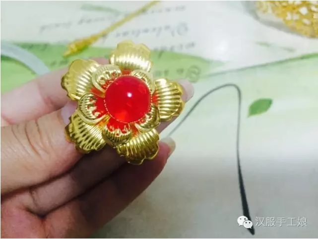 背面，剪去多余的铜丝头