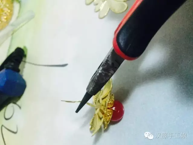 用热熔胶粘在大花片上