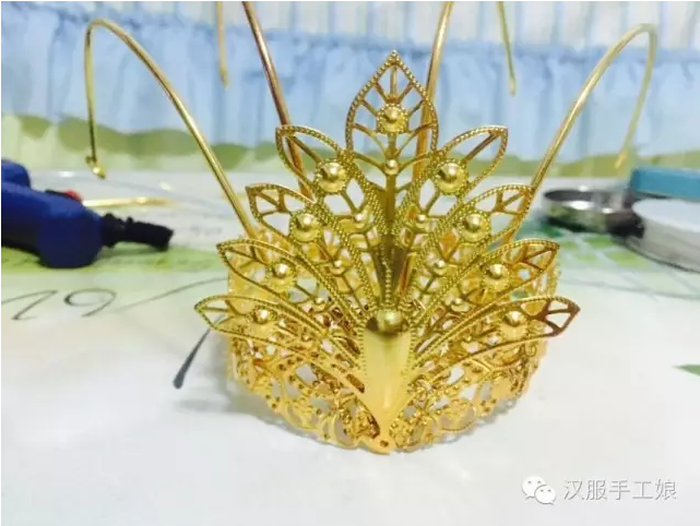 10、下面的就简单啦，把小花片按照如图所示的位置一一用胶水粘上，背面也要粘，这样可以完美遮盖掉胶水的痕迹
