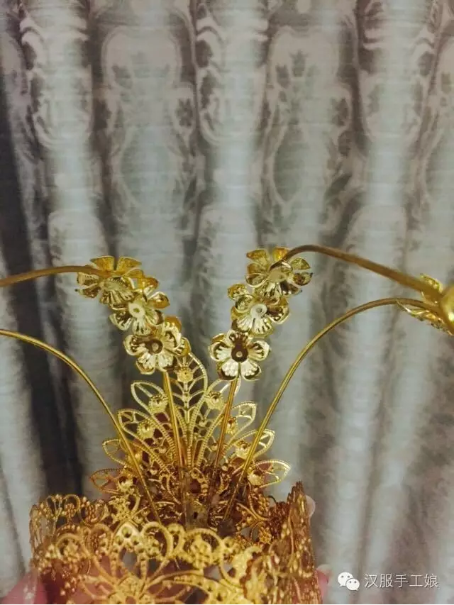 10、下面的就简单啦，把小花片按照如图所示的位置一一用胶水粘上，背面也要粘，这样可以完美遮盖掉胶水的痕迹