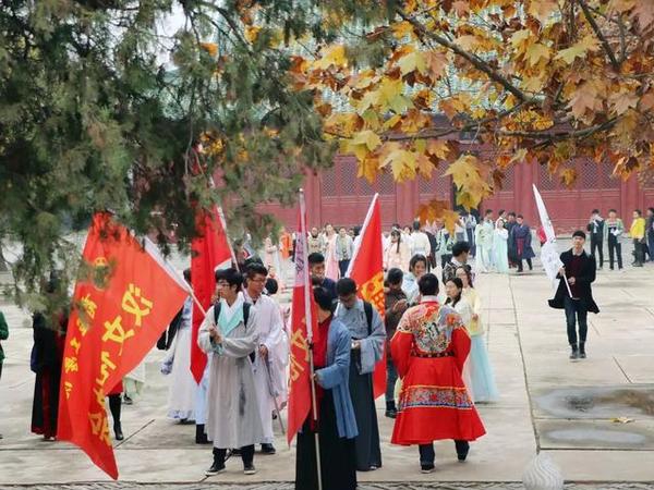 身穿汉服走在街头的大学生们。