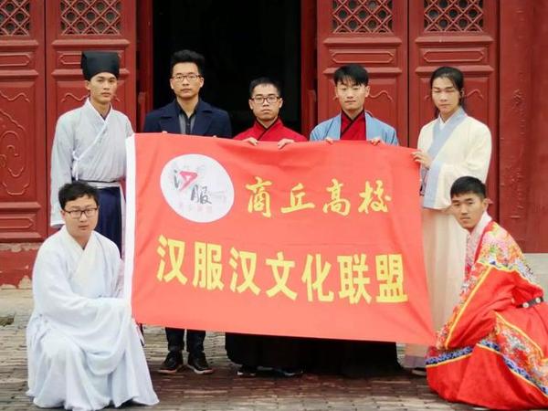 这么多人都穿上汉服上街，回头率那也是相当高的。