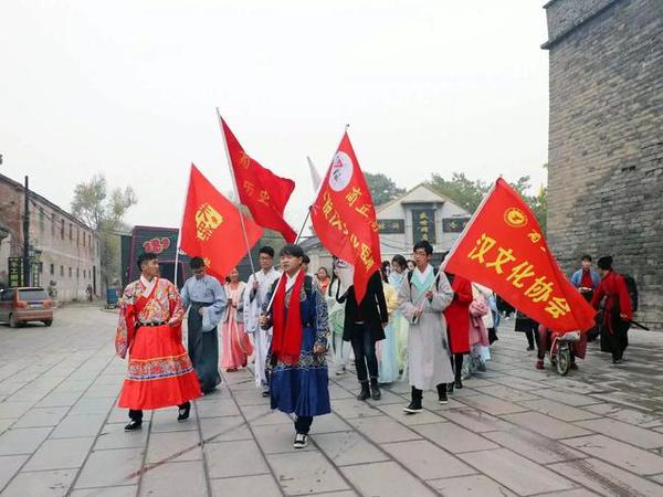 有服章之美谓之华，有礼仪之大故称夏。所谓“汉服”，就是代表汉族的民族服饰，从黄帝“垂衣裳而治天下”，至名末清初的“剔发易服”，汉服延续了超过四千年的时间。