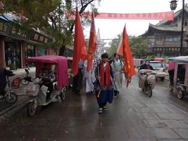 但在新世纪的今天，在传统文化几近消亡之下，面对西方和日韩文化的侵蚀，断层和失根的文化不可能使我们找到共同的精神家园，而汉服，承担着重铸再造华夏优秀传统文化的重要步骤，此次百人汉服出行，旨在告知人们汉服不仅仅是一件好看的衣服，更是华夏文明的外在显示，让更多的人能够充分认识汉服，了解汉文化。