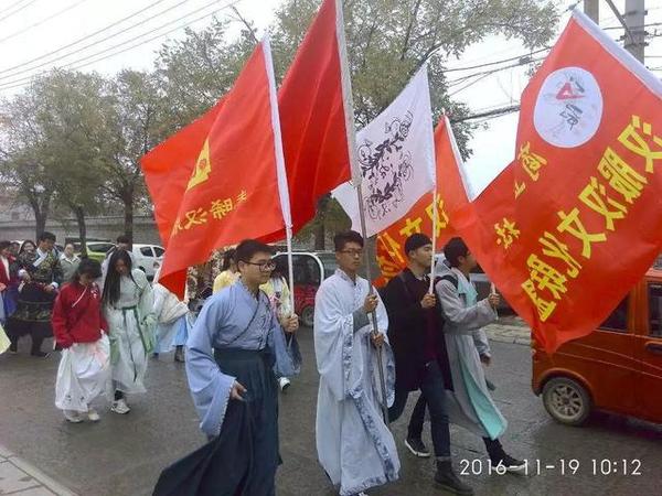 走在热闹的古城中