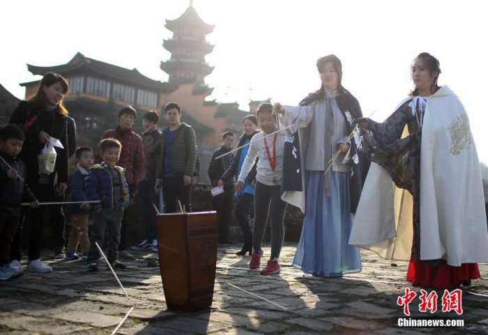 南京明城墙上演"复古"运动会 穿汉服拔河-图片3
