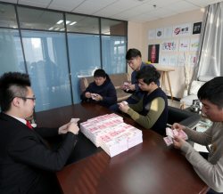 河南郑州5名大学生推广汉服 获百万投资