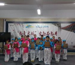 书香大鹏.童趣品书 小学生穿汉服念起三字经