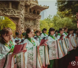 中国戏曲学院毕业生上演汉服谢师礼