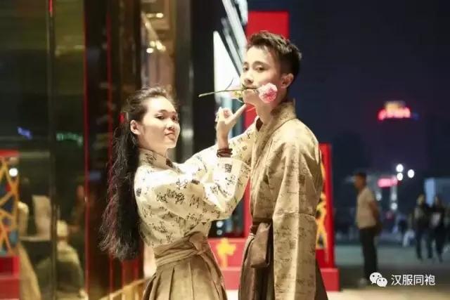妹子开始撩汉子，然后继续秀恩爱