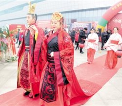 枣庄年博会上的“婚礼” 