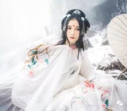 【汉服美图】在一朵雪花绽放的记忆里，寻一处情深不寿的爱恋