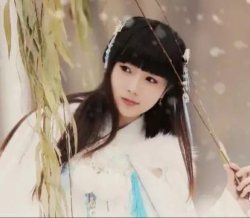 【汉服美图】若似月轮终皎洁，不辞冰雪为卿热。
