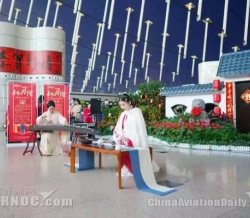 体验汉服汉礼 浦东机场上演汉服秀
