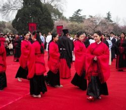 游客惊赞汉服好美 东湖梅园“汉礼祈福”迎新盛典受追捧
