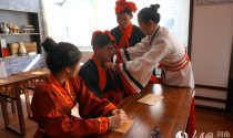 郑州：中学生着汉服诵《论语》迎开学第一课
