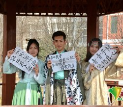 诗词大会圈粉大学生 着汉服言诗词话开学