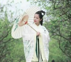 【汉服美图】烟月不知人世改，桃花依旧笑春风
