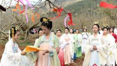 昆明600年古树梨园首次开放 汉服美女 “祭花神”