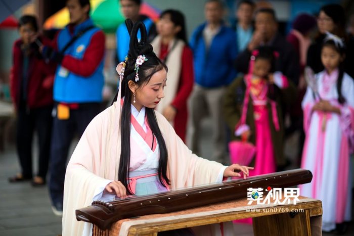 现场还有琴艺表演。