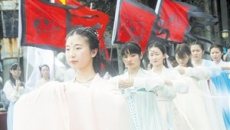 海南高校学子着汉服祭花神 庆祝汉族传统节日花朝节