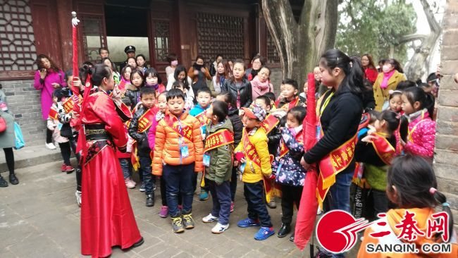 百余名小学生穿汉服学礼仪感受汉字魅力-图片3