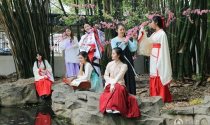 高校女生穿汉服踏青赏花，美成了一幅画