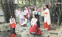 大学生着汉服仿古人赏花 宋代赏花季男人也戴花