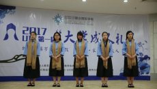 别开生面：大学生们在学校穿上汉服 父母老师为他们赐字、敬饮