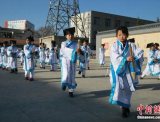 甘肃乡村小学生穿汉服练“书法操”