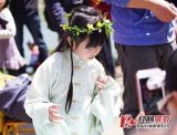 太好玩：湖南家长携幼子穿汉服还原古代清明节