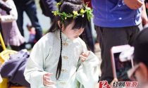 太好玩：湖南家长携幼子穿汉服还原古代清明节