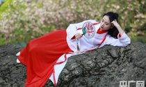 当制服遇上汉服 “动妹”演绎最美人间四月天