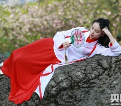 当制服遇上汉服 “动妹”演绎最美人间四月天
