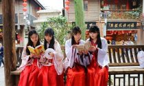闽江学院学子身着汉服 呼吁重视阅读传统书籍