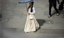 西安一大三女生穿汉服逛街 引来了无数羡慕的目光