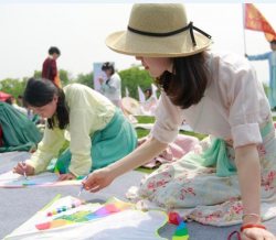 穿汉服放“纸鸢”、选拔“花朝小仙子”，杭州有片花海透着诗情画意
