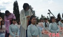 四川荥经：30位汉服女子在鸽子花下行成人礼