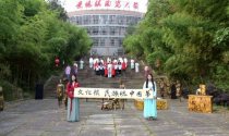 景德镇陶瓷大学：大学生在校园里着汉服逛“庙会”